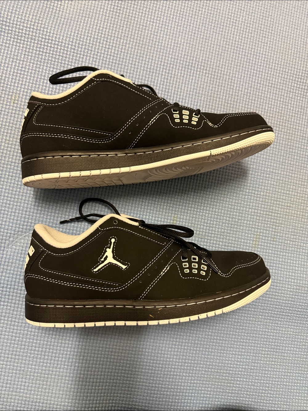 Men's Jordan 1 Flight Low Black Low-Top Basketball Sneakers with White Accents - Picture 2 of 6